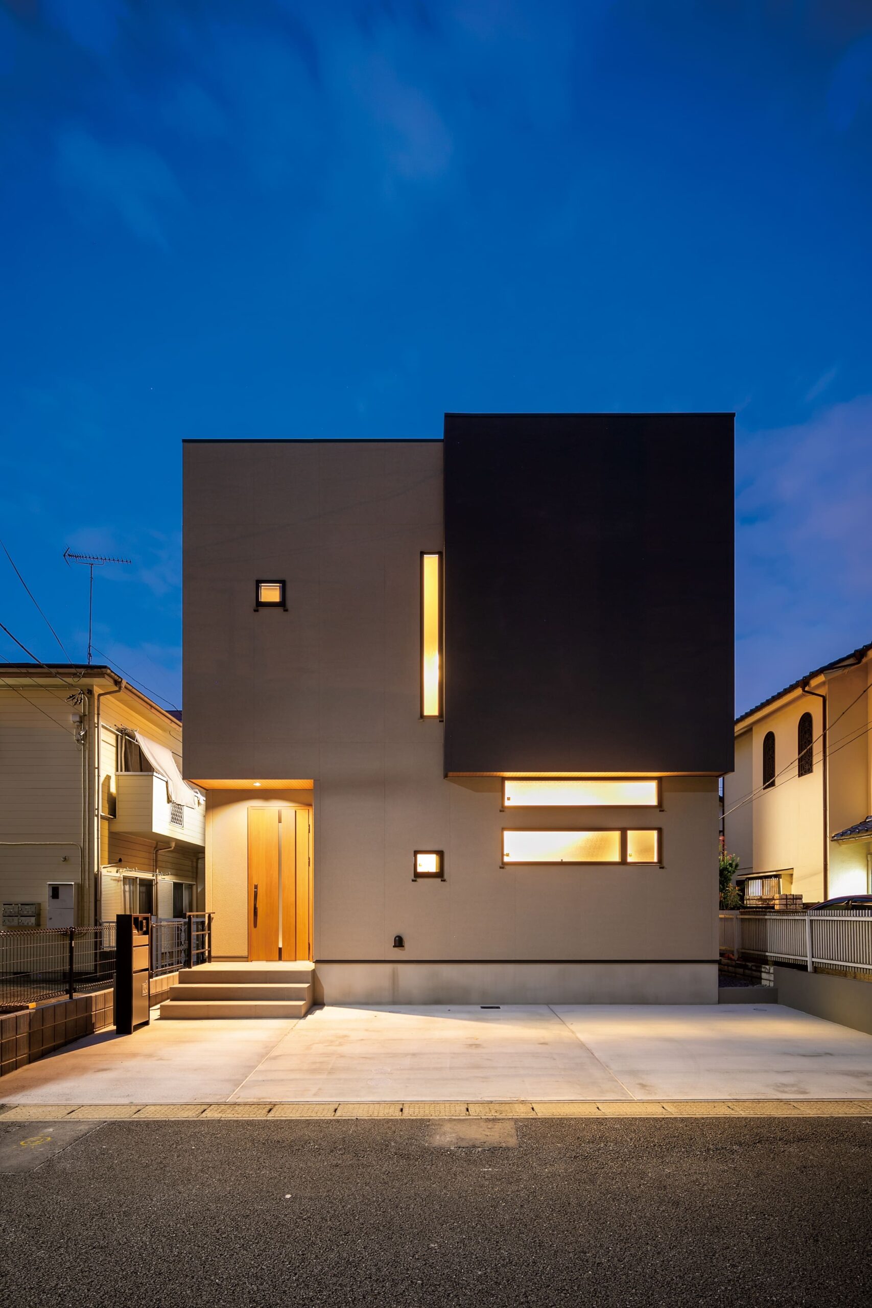 グレー基調のシックなデザイン 上質な造作家具で統一したお家