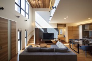 鶴ヶ島市のホテルライクな注文住宅。吹抜けから差込む光が、お家の奥まで明るさをもたらす癒しのリビング。