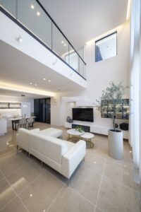 鶴ヶ島市のホテルライクな注文住宅。圧倒的な開放感をもたらす、吹抜けのあるリビング。