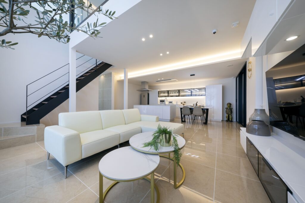 さいたま市西区で建てた注文住宅の施工事例。高級感のあるタイル床のリビング