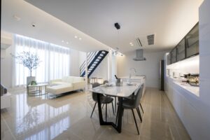 さいたま市の注文住宅。タイル床がLDK全体に広がり、ホテルライクな空間。