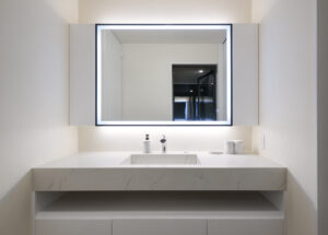 さいたまのホテルライクな注文住宅。高級感あふれるホテルのスイートルームのような造作洗面台。