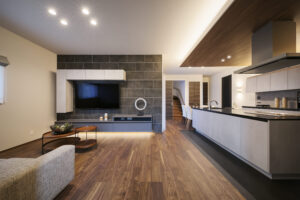 川口市の和モダンな注文住宅。気の温かみが癒しをもたらすウォルナットの床に、グレー基調の造作テレビ台が映えるリビング。