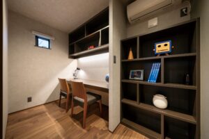 川口市の和モダンな注文住宅。寝室に併設したWICと一体型の書斎スペース。