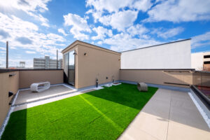 川口市の屋上のある注文住宅。大空を独り占めしているかのような、プライベートに屋外を伸び伸びと満喫できる屋上庭園。