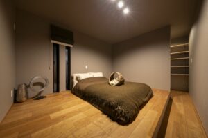 川口市の和モダンな注文住宅。段差によって立体感が生まれる、小上がりの寝室。