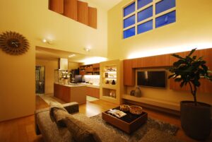 鶴ヶ島市のホテルライクな注文住宅。一体感のある空間のつながりが、開放感をもたらし、家族の絆を育む吹抜けリビング。