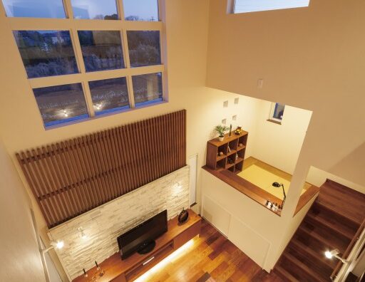 空が見えるくつろぎリビング＋開放感あふれる屋上のあるお家